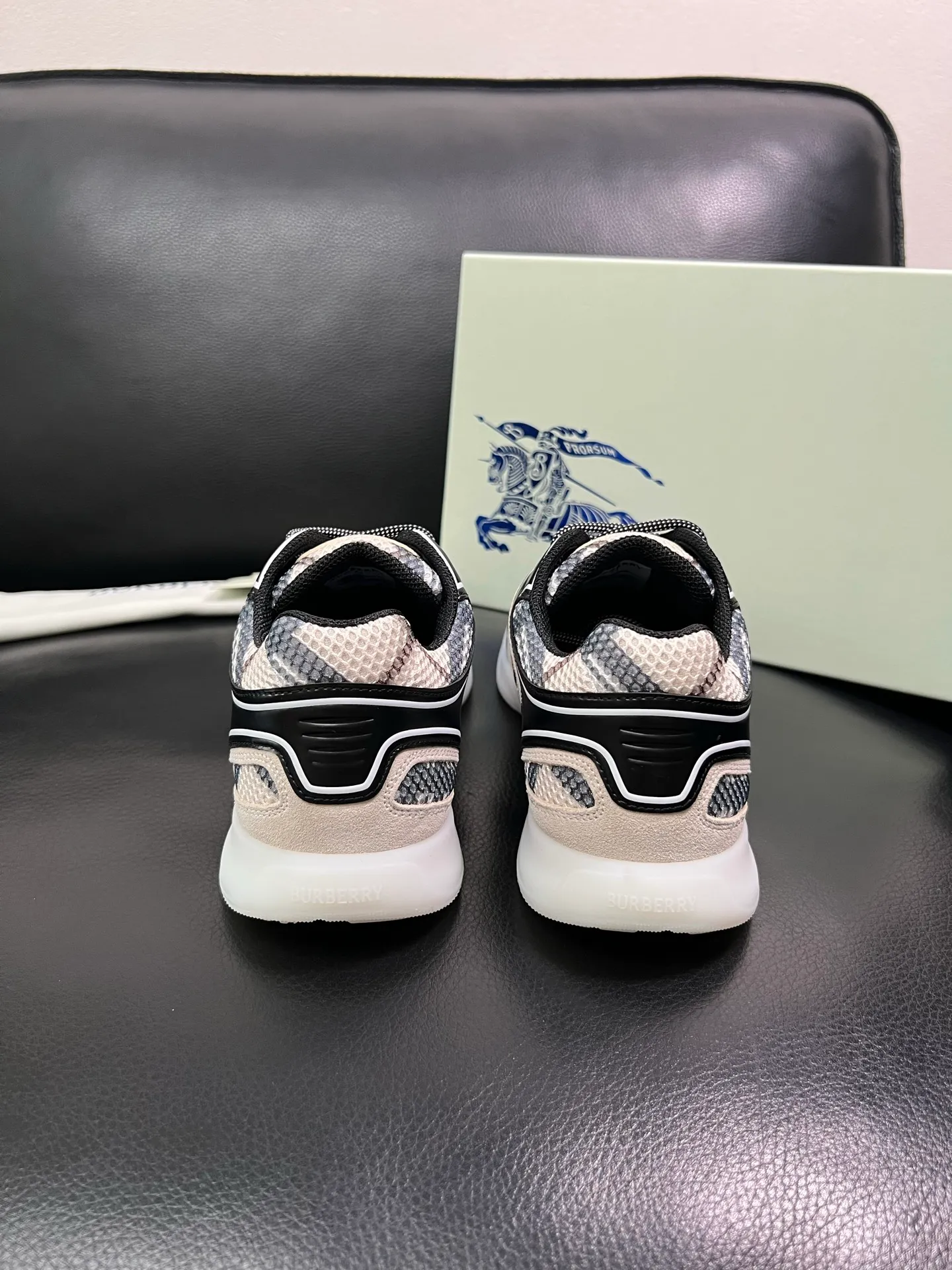 Men's shoes 💰740 BURBERRY top crafts Burberry counter synchronization, original factory configuration imported cowhide fabrics from Italy, high-quality complex splicing process, imported cowhide inner pads, breathable and comfortable, soles: original soles specially provided by the original factory, original and single goods High quality welcome to compare, code number 38-44 (customized 45 46) 85855